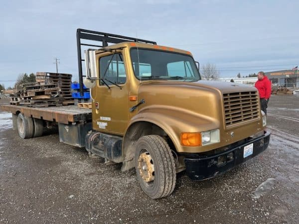 1990 INTERNATIONAL FLATBED TRUCK