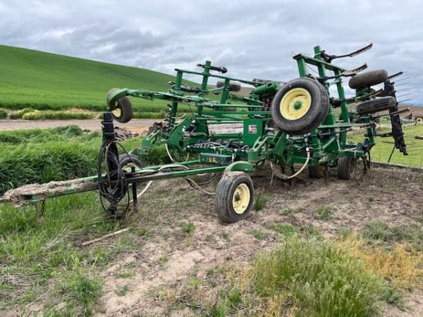 JOHN DEERE 2400 CHISEL PLOW
