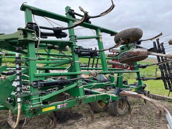 JOHN DEERE 2400 CHISEL PLOW - Image 3