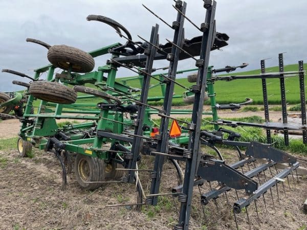 JOHN DEERE 2400 CHISEL PLOW - Image 4