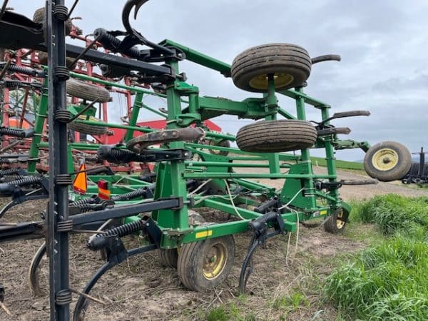 JOHN DEERE 2400 CHISEL PLOW - Image 6