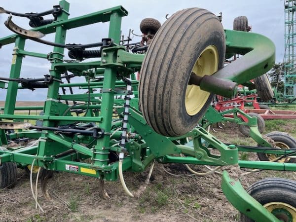 JOHN DEERE 2400 CHISEL PLOW - Image 7