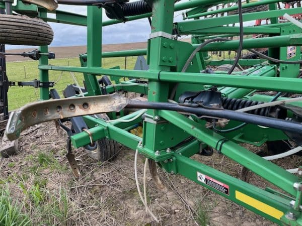 JOHN DEERE 2400 CHISEL PLOW - Image 8