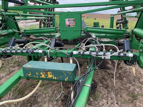 JOHN DEERE 2400 CHISEL PLOW - Image 9