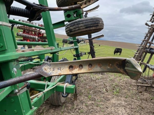 JOHN DEERE 2400 CHISEL PLOW - Image 10