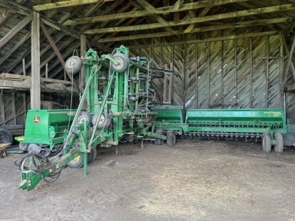 JOHN DEERE 455 DRILL w/WAGNER TOOL BAR