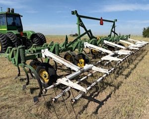 JOHN DEERE 1600 CHISEL PLOW