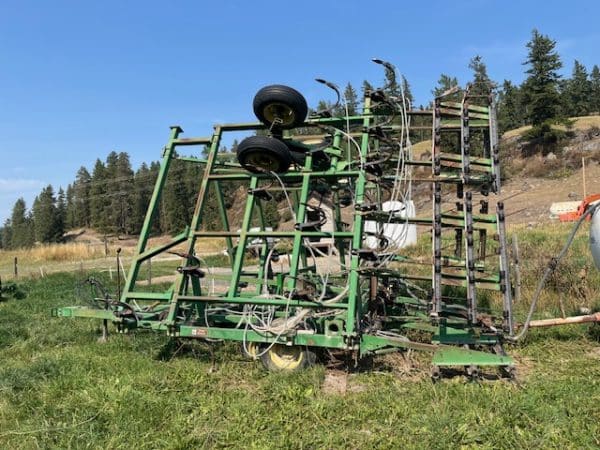 JOHN DEERE ANHYDROUS APPLICATOR/CULT. + TANK - Image 4