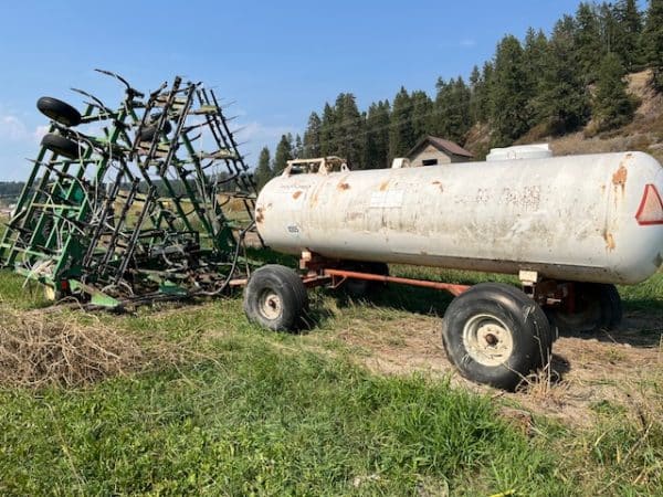 JOHN DEERE ANHYDROUS APPLICATOR/CULT. + TANK
