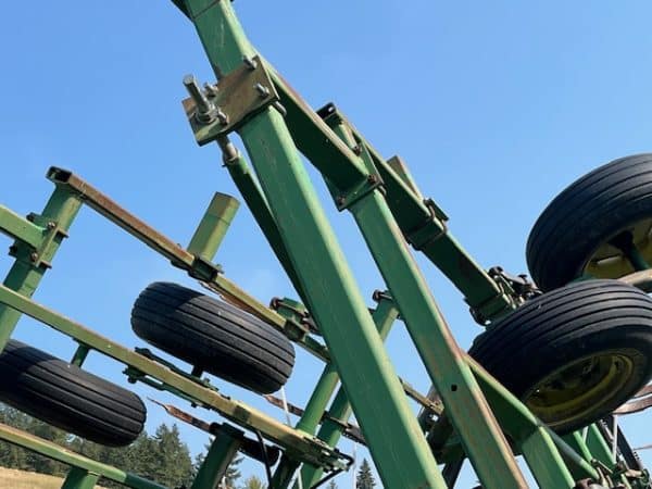 JOHN DEERE ANHYDROUS APPLICATOR/CULT. + TANK - Image 16