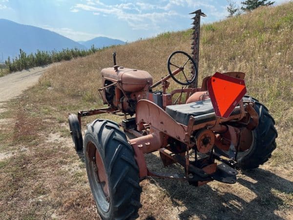 ALLIS CHALMERS C TRACTOR + SICKLE MOWER - Image 3