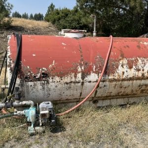 1300 GALLON WATER TANK W/PUMP